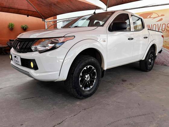 MITSUBISHI L200 TRITON 2.4 16V TURBO DIESEL GL CD 4X4 MANUAL MITSUBISHI L200 TRITON 2.4 16V TURBO DIESEL GL CD 4X4 MANUAL